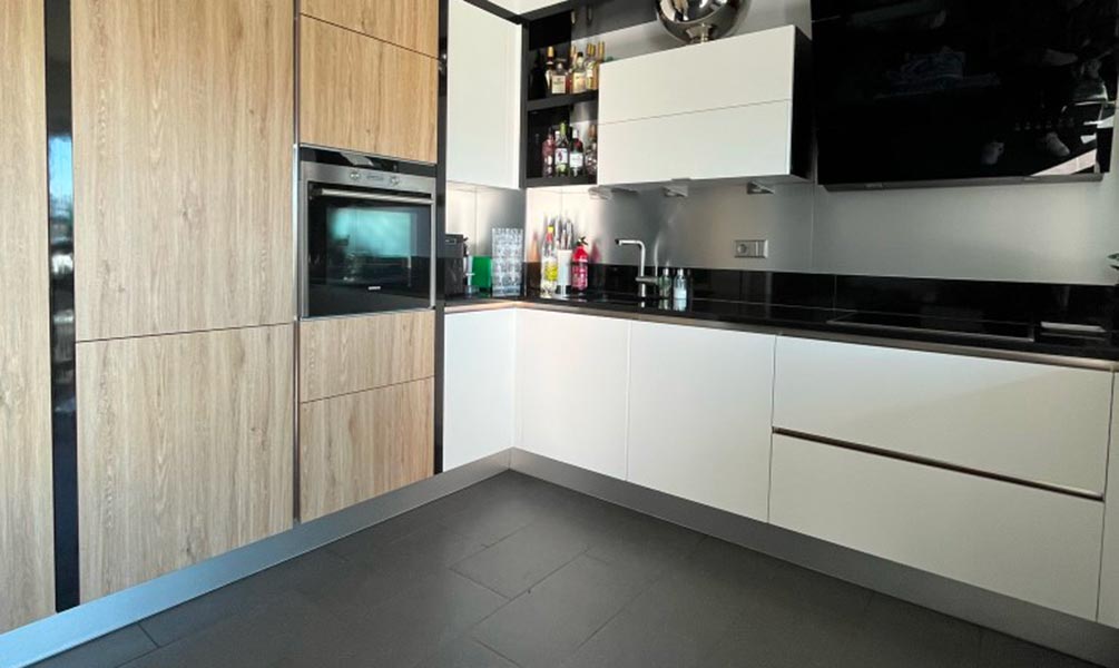 Après rénovation cuisine avec effet bois et soft